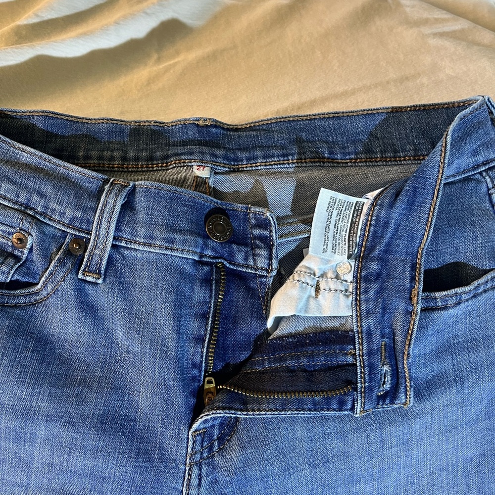 Women's Levi's Mid-Length Denim Shorts - Picture 5 of 7